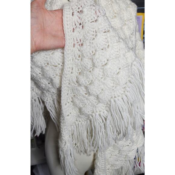 Vtg Off White Handmade Crochet Knit Boho Hippie Festival Prairie Shawl Fringe - Picture 6 of 6